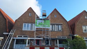 Steiger van Zaandak voor dakpannen vervangen project in zaandam